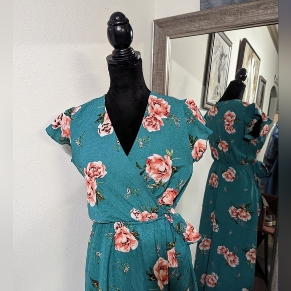 Dream Of Me Faux Wrap Floral Maxi Dress Size Medium EUC - Picture 5 of 10